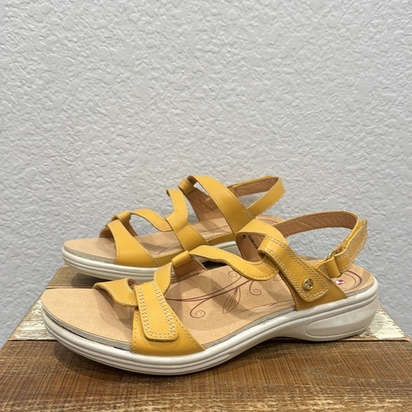 Revere Emerald Leather Sandals Mustard Size 8 - Picture 6 of 10